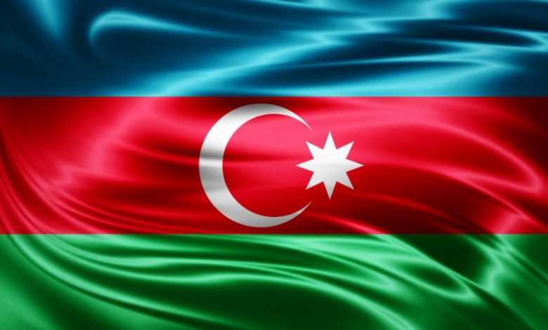 azerbaycan bayraginin menasi